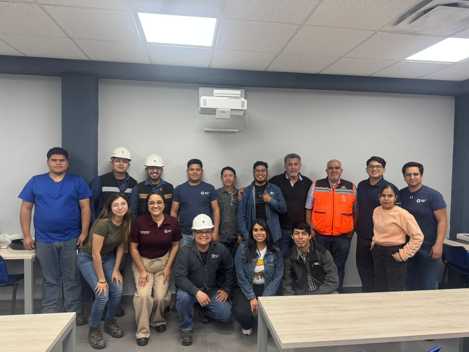 Grupo con cascos de seguridad industrial
