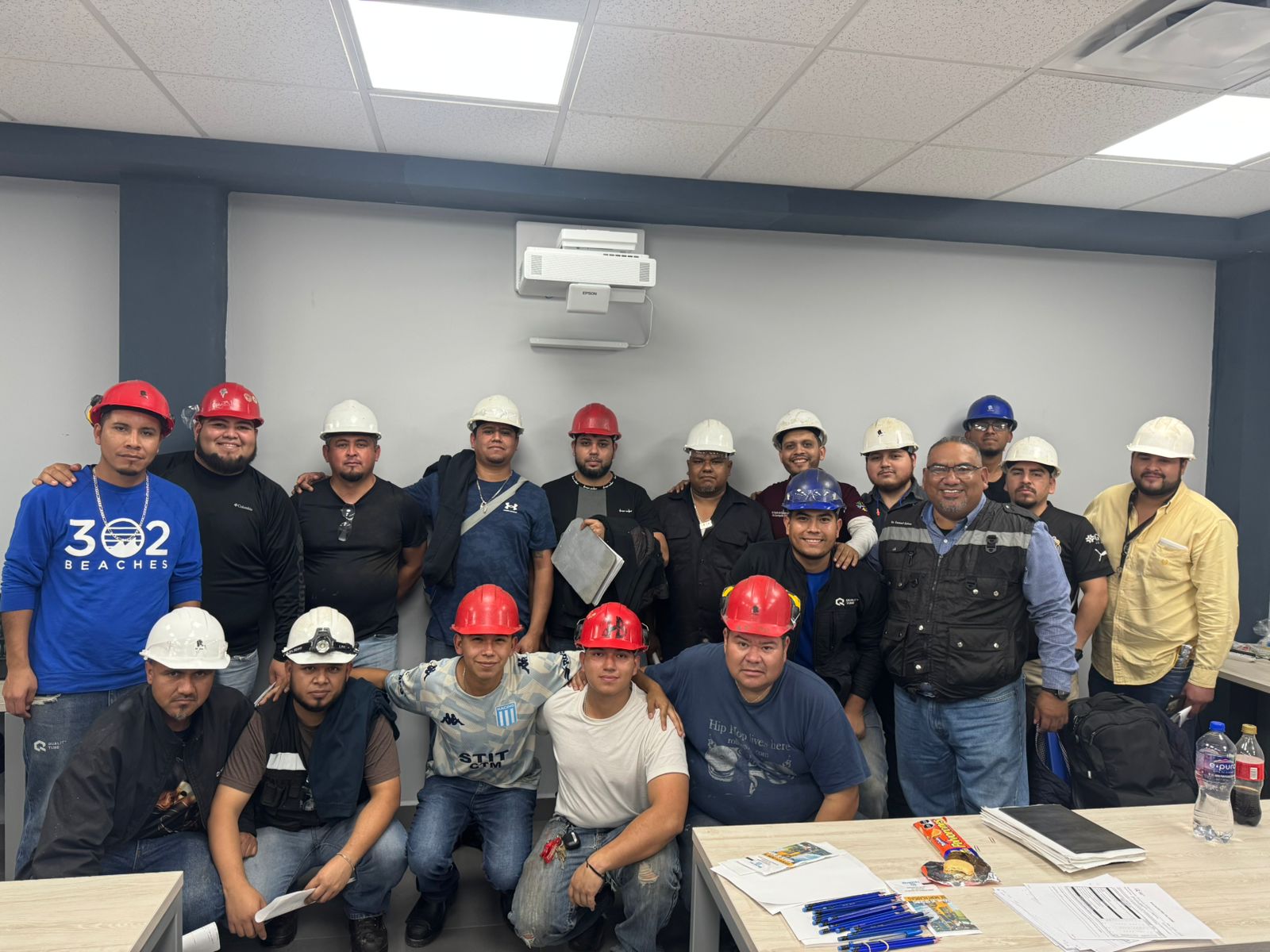 Grupo de seguridad industrial con cascos