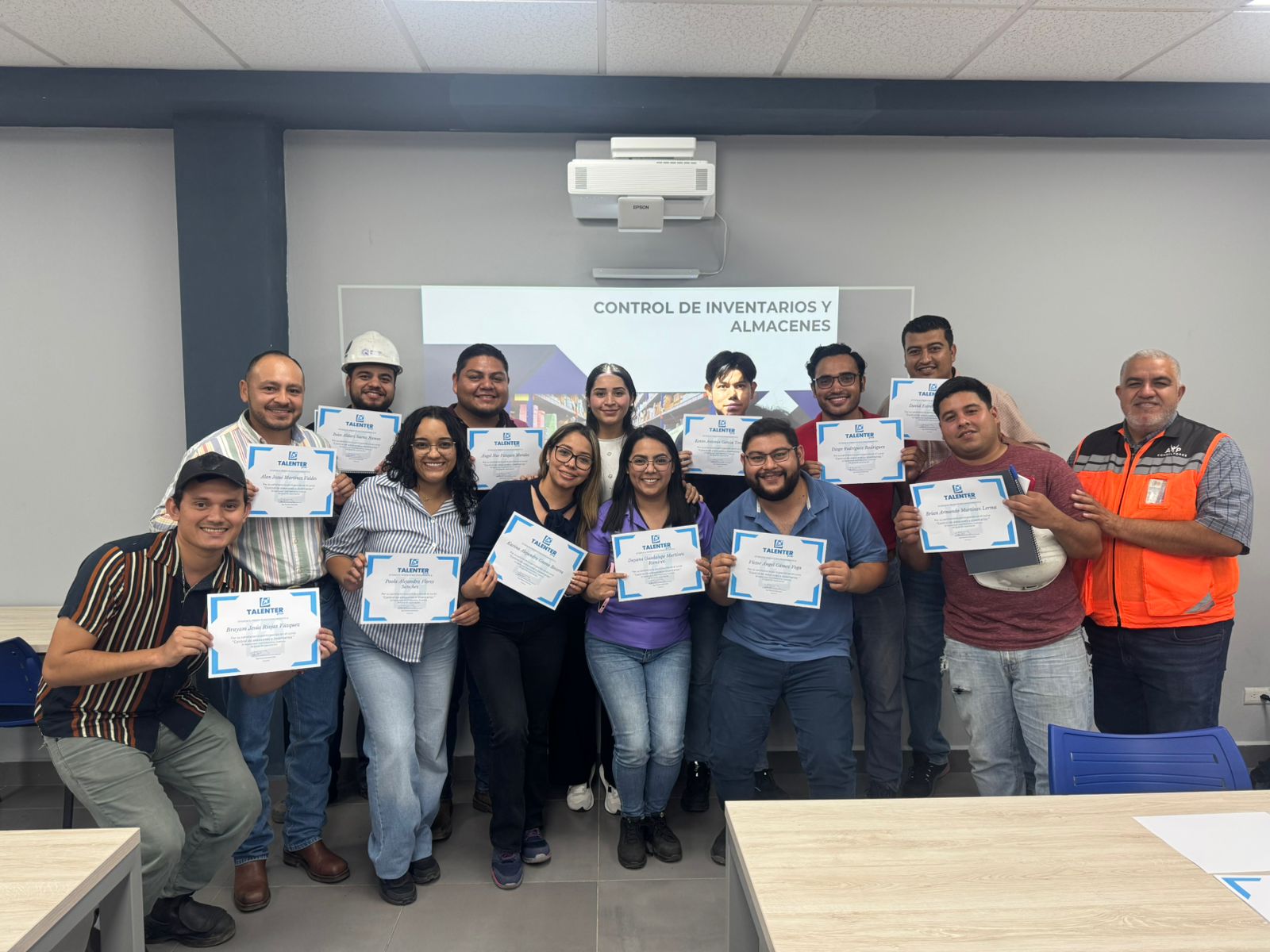Jóvenes certificados en universidad